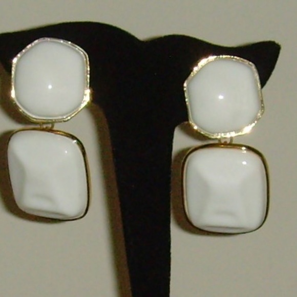 Kenneth Jay Lane (JKL) Chunky White Lucite Necklace and Earring Set - Picture 4 of 13